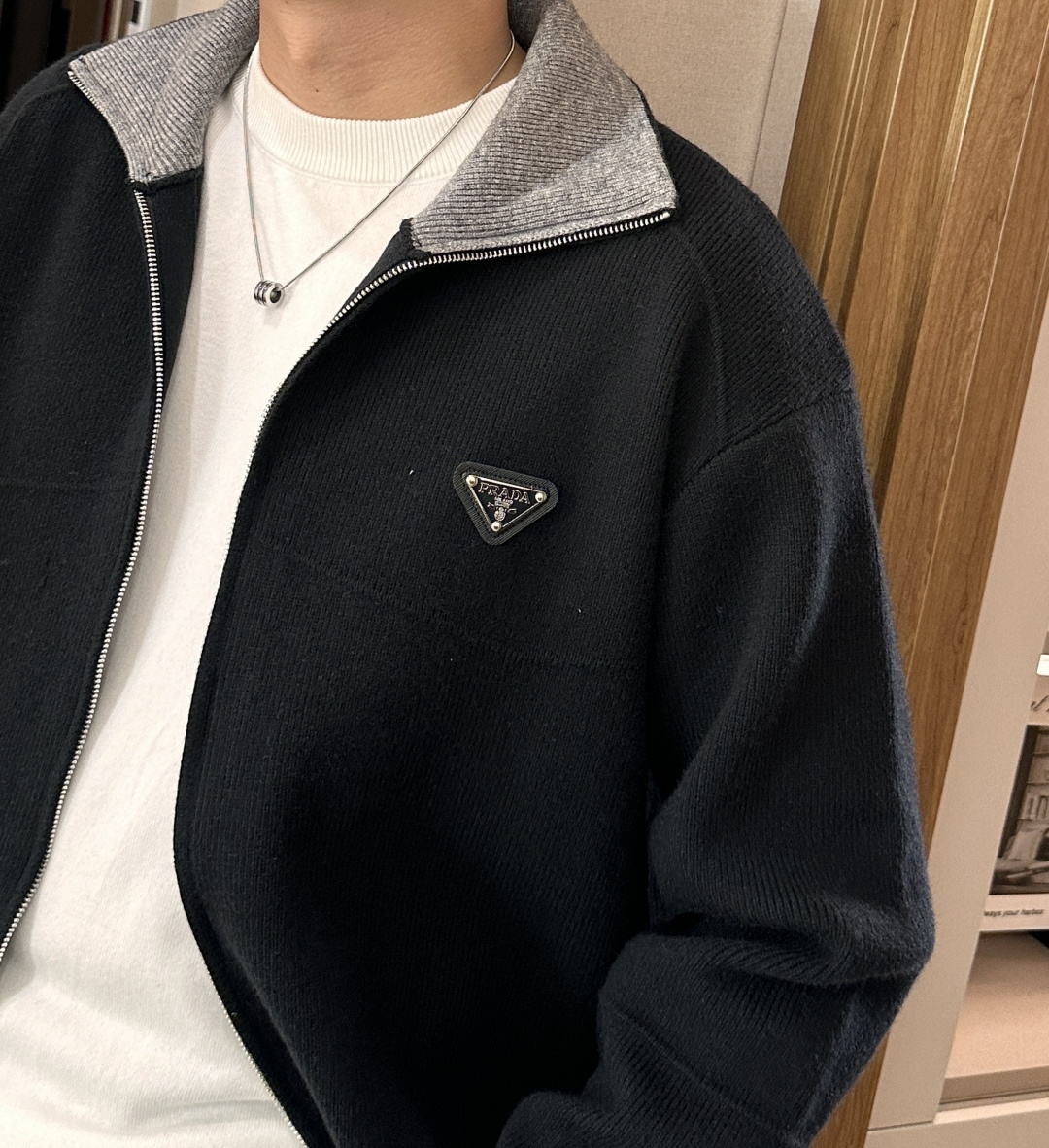 · Prad 爆款 2025秋冬 高级定制 都市风十足 加厚款开衫毛衣。 采用进口羊毛混纺面料 柔软细腻