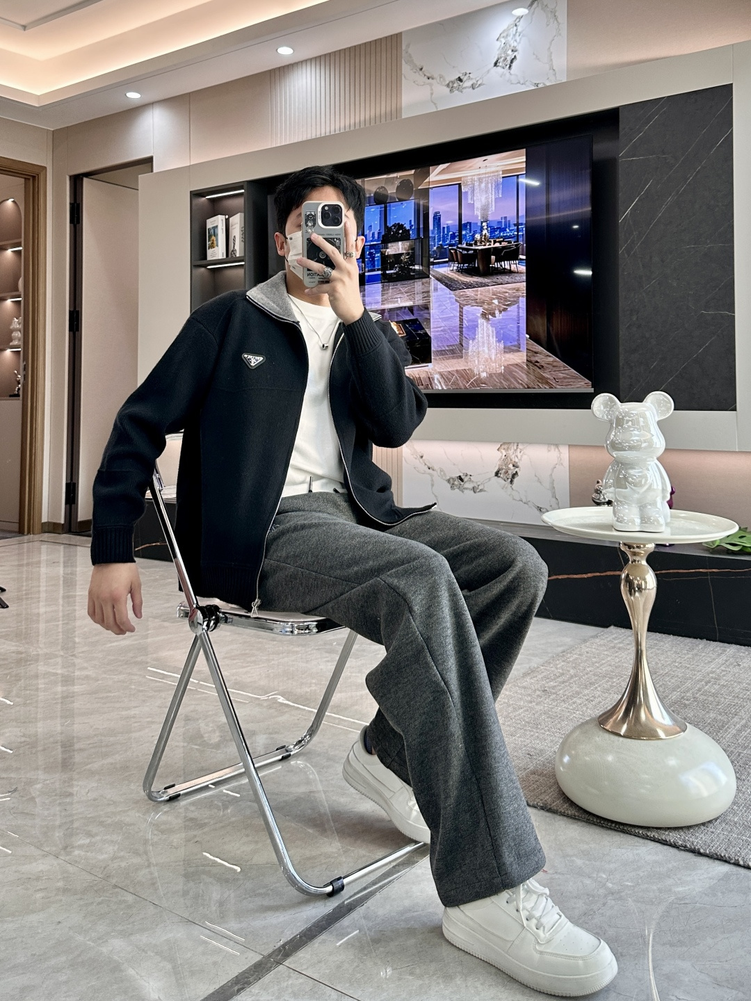 · Prad 爆款 2025秋冬 高级定制 都市风十足 加厚款开衫毛衣。 采用进口羊毛混纺面料 柔软细腻