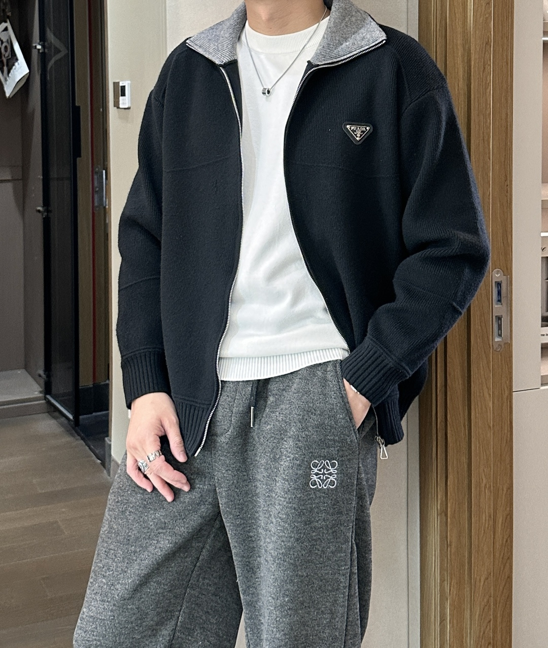 · Prad 爆款 2025秋冬 高级定制 都市风十足 加厚款开衫毛衣。 采用进口羊毛混纺面料 柔软细腻
