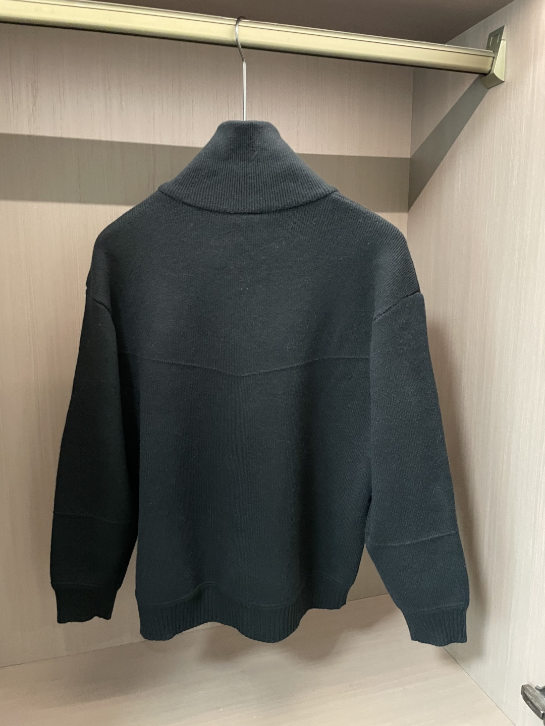 · Prad 爆款 2025秋冬 高级定制 都市风十足 加厚款开衫毛衣。 采用进口羊毛混纺面料 柔软细腻