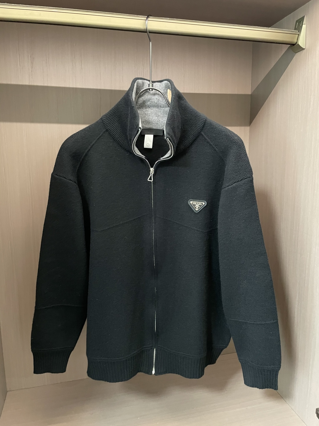 · Prad 爆款 2025秋冬 高级定制 都市风十足 加厚款开衫毛衣。 采用进口羊毛混纺面料 柔软细腻