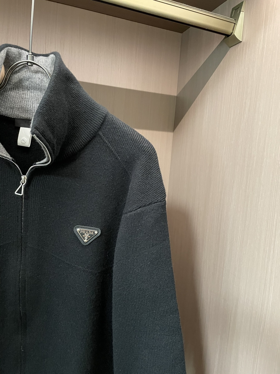 · Prad 爆款 2025秋冬 高级定制 都市风十足 加厚款开衫毛衣。 采用进口羊毛混纺面料 柔软细腻