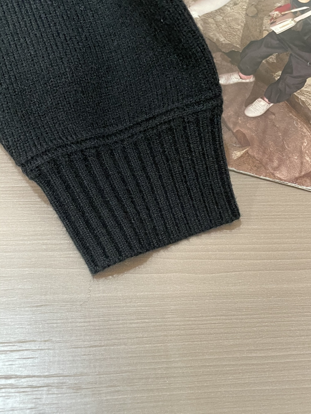 · Prad 爆款 2025秋冬 高级定制 都市风十足 加厚款开衫毛衣。 采用进口羊毛混纺面料 柔软细腻