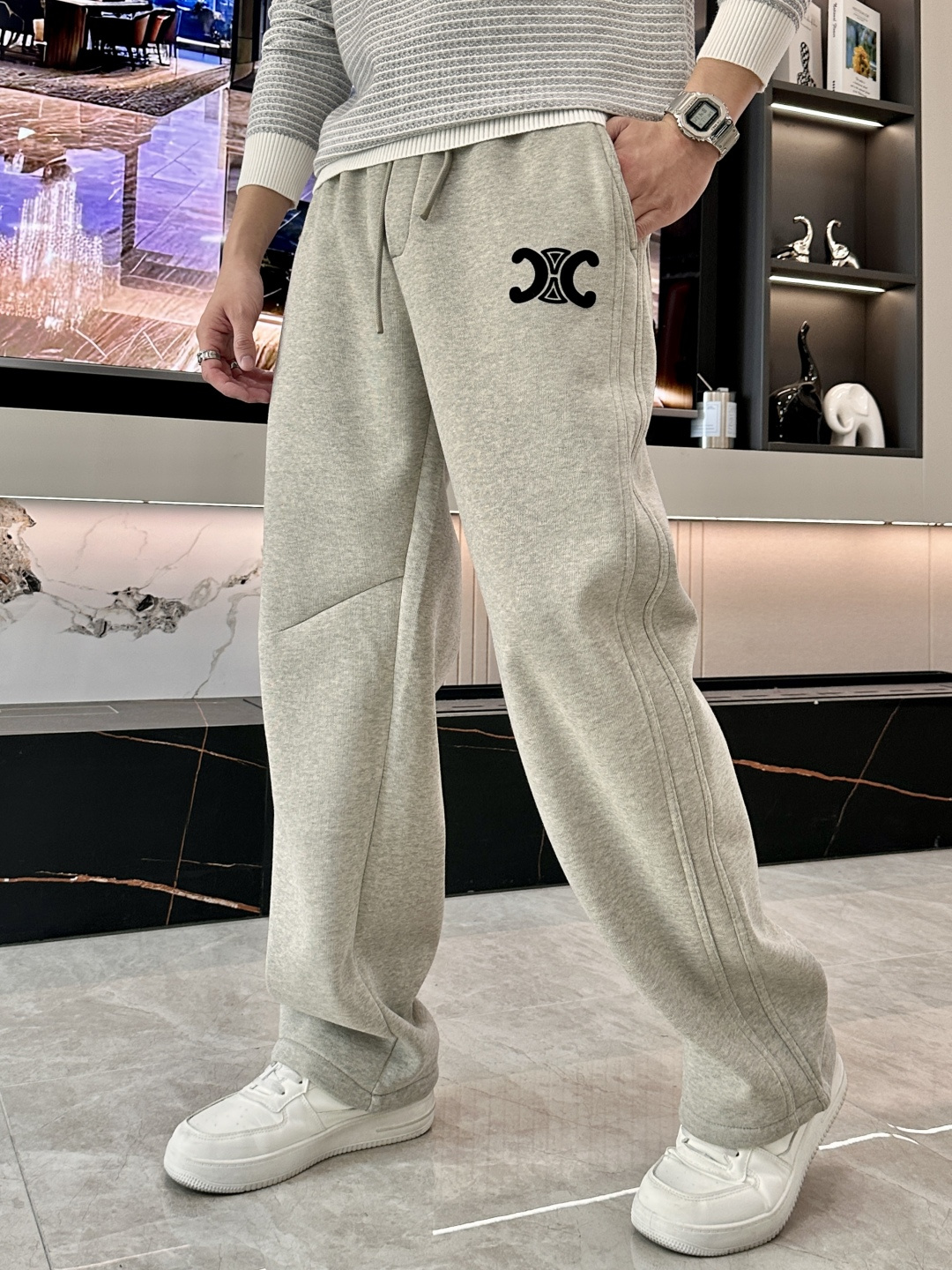 NO:629204,· CELINE’s latest 2025 autumn and winter casual pants are lined with velvet and are very warm. A must-have for fashionistas. The shape is awesome and can well repair various leg shapes. They are very personalized!  Soft and sweat-wicking, extremely comfortable. The waistband of the trouser legs is customized with elastic elastic bands and original accessories details. The upper body is sporty, casual and fashionable, a must-have for leisure and travel. Sizes M-XXXL,,celine,alexander wang19860909· CELINE 2025秋冬最新休闲裤 内里加绒,非常保暖 潮人必备 版型超赞,能很好的修复各种腿型,非常个性！柔软排汗,舒适度极高.裤腿腰部订制松紧橡筋、原版辅料细节.上身运动休闲时尚,出街休闲、外出旅游必备. 尺码M-XXXL,,celine,alexander wang,Men's clothing