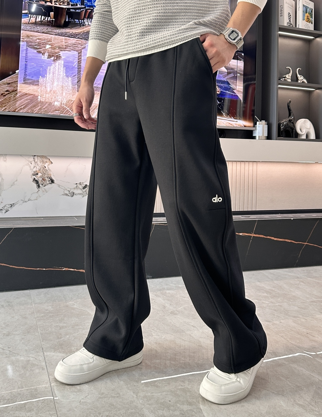 NO:629142,· alo's latest casual pants for autumn and winter 2025 are lined with velvet and are very warm. A must-have for fashionistas. The shape is great and can repair various leg shapes very well. They are very personalized!  Soft and sweat-wicking, extremely comfortable. The waistband of the trouser legs is customized with elastic elastic bands and original accessories details. The upper body is sporty, casual and fashionable, a must-have for leisure and travel. Sizes M-XXXL,,alexander wang19860909· alo 2025秋冬最新休闲裤 内里加绒,非常保暖 潮人必备 版型超赞,能很好的修复各种腿型,非常个性！柔软排汗,舒适度极高.裤腿腰部订制松紧橡筋、原版辅料细节.上身运动休闲时尚,出街休闲、外出旅游必备. 尺码M-XXXL,,alexander wang,Men's clothing