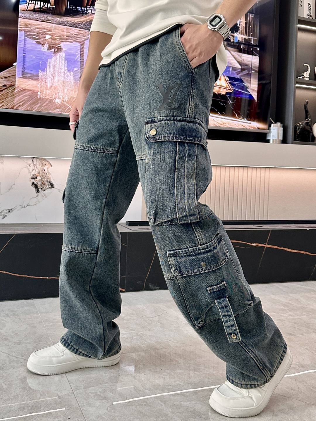 NO:612717,Lv's latest casual work jeans for autumn and winter are thickened!  A must-have for fashionistas, very personal!  Lined with fleece, very warm!  Extremely comfortable. Customized elastic bands on the waist and original accessories details. The upper body is sporty, casual and fashionable, a must-have for casual outings and travel. Sizes M-XXXL, Louis Vuitton, Jeans, Alexander Wang19860909Lv 秋冬最新休闲工装牛仔裤 加厚款！潮人必备 非常个性！内里加绒,非常保暖！舒适度极高.腰部订制松紧橡筋、原版辅料细节.上身运动休闲时尚,出街休闲、外出旅游必备. 尺码 M-XXXL,,louis vuitton,jeans,alexander wang,Men's clothing