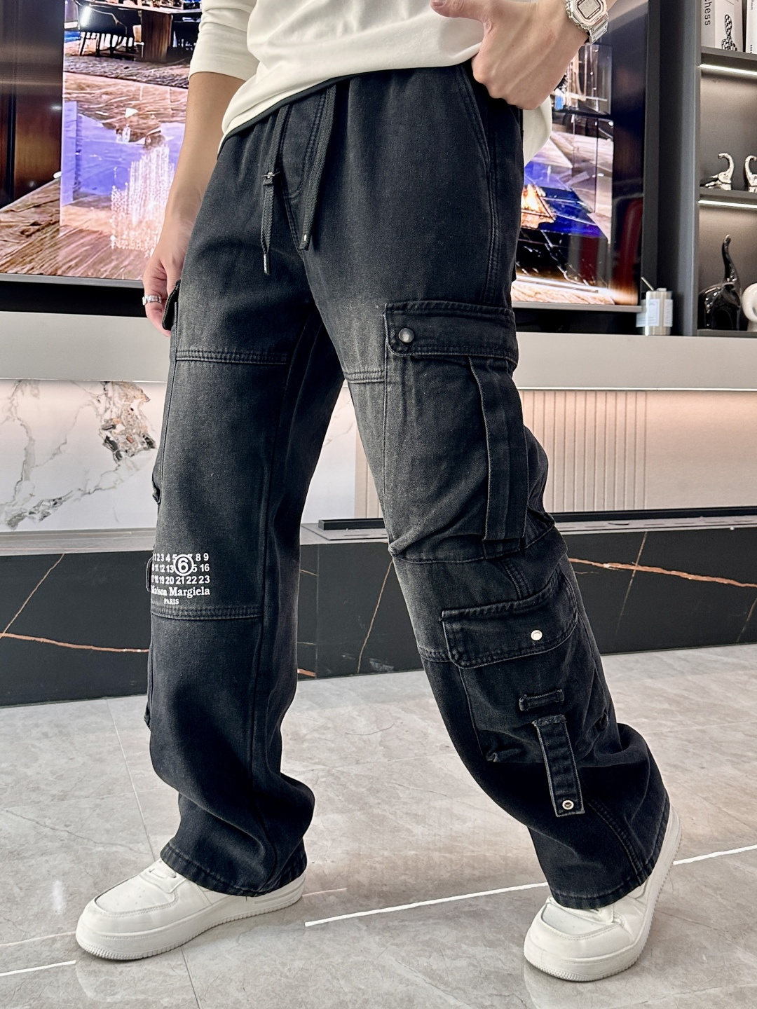 NO:612727,Margiela's latest casual work jeans for autumn and winter, thickened style!  A must-have for fashionistas, very personal!  Lined with fleece, very warm!  Extremely comfortable. Customized elastic waistband and original accessories details. The upper body is sporty, casual and fashionable, a must-have for leisure and travel. Size M-XXXL, masion margiela, jeans, alexander wang19860909马吉拉 秋冬最新休闲工装牛仔裤 加厚款！潮人必备 非常个性！内里加绒,非常保暖！舒适度极高.腰部订制松紧橡筋、原版辅料细节.上身运动休闲时尚,出街休闲、外出旅游必备. 尺码 M-XXXL,,masion margiela,jeans,alexander wang,Men's clothing