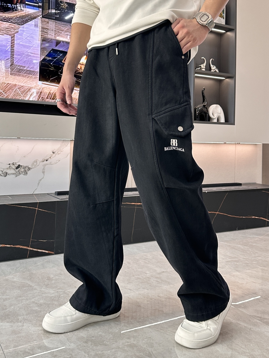 NO:629149,· Balenciaga's latest casual pants for autumn and winter 2025 are lined with velvet and are very warm. A must-have for fashionistas. The shape is awesome and can well repair various leg shapes. They are very personalized!  Soft and sweat-wicking, extremely comfortable. The waistband of the trouser legs is customized with elastic elastic bands and original accessories details. The upper body is sporty, casual and fashionable, a must-have for leisure and travel. Sizes M-XXXL, balenciaga, alexander wang19860909· 巴黎世家 2025秋冬最新休闲裤 内里加绒,非常保暖 潮人必备 版型超赞,能很好的修复各种腿型,非常个性！柔软排汗,舒适度极高.裤腿腰部订制松紧橡筋、原版辅料细节.上身运动休闲时尚,出街休闲、外出旅游必备. 尺码M-XXXL,,balenciaga,alexander wang,Men's clothing