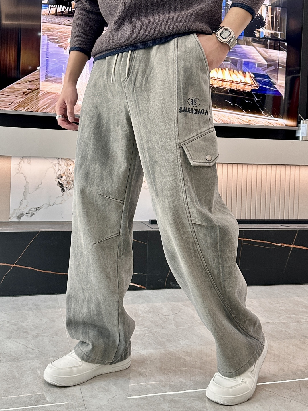 NO:612732,Balenciaga's latest casual pants for autumn and winter 2025 are lined with velvet and are very warm. A must-have for fashionistas. The shape is awesome and can well repair various leg shapes. They are very personalized!  Soft and sweat-wicking, extremely comfortable. The waistband of the trouser legs is customized with elastic elastic bands and original accessories details. The upper body is sporty, casual and fashionable, a must-have for leisure and travel. Sizes M-XXXL, balenciaga, alexander wang19860909巴黎世家 2025秋冬最新休闲裤 内里加绒,非常保暖 潮人必备 版型超赞,能很好的修复各种腿型,非常个性！柔软排汗,舒适度极高.裤腿腰部订制松紧橡筋、原版辅料细节.上身运动休闲时尚,出街休闲、外出旅游必备. 尺码M-XXXL,,balenciaga,alexander wang,Men's clothing