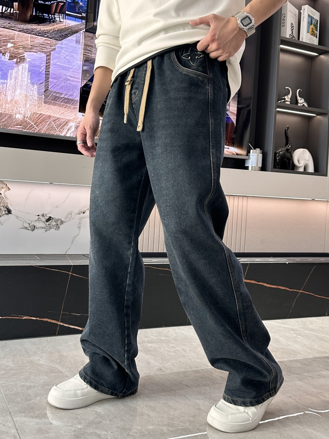 NO:612737,Lv autumn and winter style, velvet lining, very warm!  It is easy to wear without being picky about your figure, and there are not many restrictions on matching. It can be casually and concisely set off other items to show your own style and posture~ I have to give it a thumbs up for its practicality. There is no choice in version/detail design. Whoever wears it will look better. This pair of jeans really flatters the leg shape better than you think. The overall focus is on comfort. The size of the trouser legs is just right, making the legs slimmer and straighter. It is easy to wear long legs that fill the whole screen, and the elongated proportions are full of aura!  It can be matched with any style of item, and can be matched with various T-shirts/shirts and knitted jackets. You don’t have to worry about matching when you go out every day. Sizes M-XXXL, louis vuitton, jeans, jackets & coats, shirts, tees, t-shirt, alexander wang19860909Lv 秋冬款 内里加绒,非常保暖！ 好穿不挑身材,在搭配上没有太多的限制 随意简洁的衬托其他单品,来展现自己的风格姿态～ 对于它的实穿性不得不竖起一个大拇指了,版型／细节设计没得挑,谁穿谁好看.这款牛仔裤真的要比你想象中更加修饰腿型,整体以舒适为主,裤腿大小做的恰到好处,显瘦显腿直,轻松穿出满屏的大长腿,拉长比例气场全开！ 可以百搭任何风格的单品,搭配各种T恤／衬衫,针织外套都可,日常外出不必再为搭配而烦恼了 尺码M-XXXL,,louis vuitton,jeans,jackets & coats,shirts,tees，t-shirt,alexander wang,Men's clothing