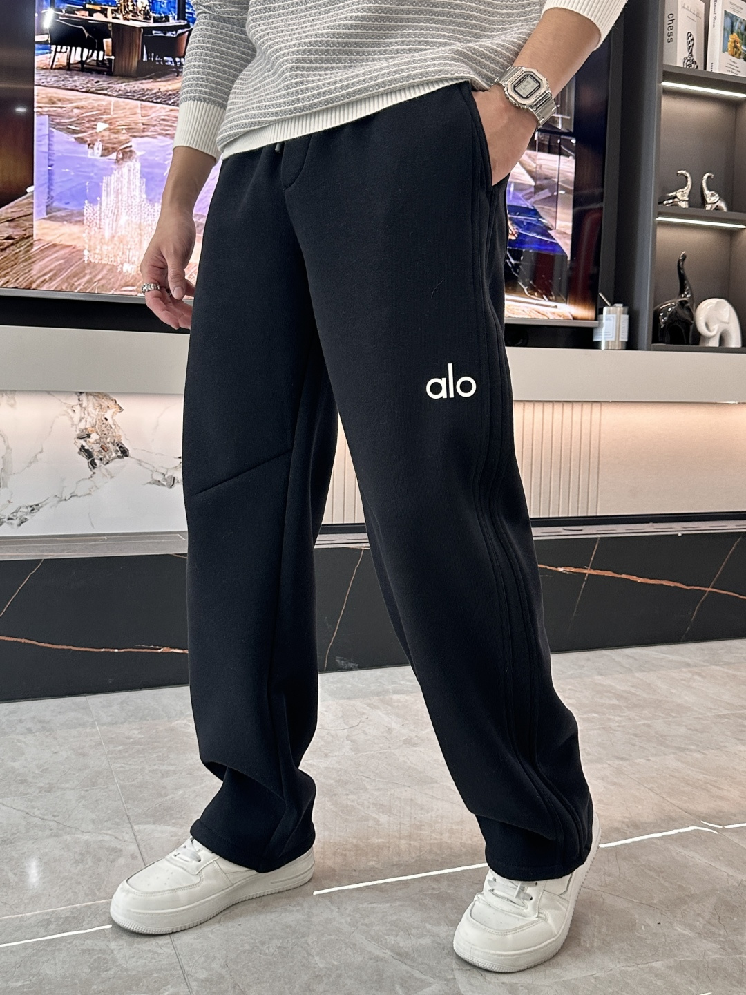 NO:612742,alo's latest 2025 autumn and winter casual pants are lined with velvet and are very warm. A must-have for fashionistas. The shape is awesome and can repair various leg shapes very well. They are very personalized!  Soft and sweat-wicking, extremely comfortable. The waistband of the trouser legs is customized with elastic elastic bands and original accessories details. The upper body is sporty, casual and fashionable, a must-have for leisure and travel. Sizes M-XXXL,,alexander wang19860909alo 2025秋冬最新休闲裤 内里加绒,非常保暖 潮人必备 版型超赞,能很好的修复各种腿型,非常个性！柔软排汗,舒适度极高.裤腿腰部订制松紧橡筋、原版辅料细节.上身运动休闲时尚,出街休闲、外出旅游必备. 尺码M-XXXL,,alexander wang,Men's clothing