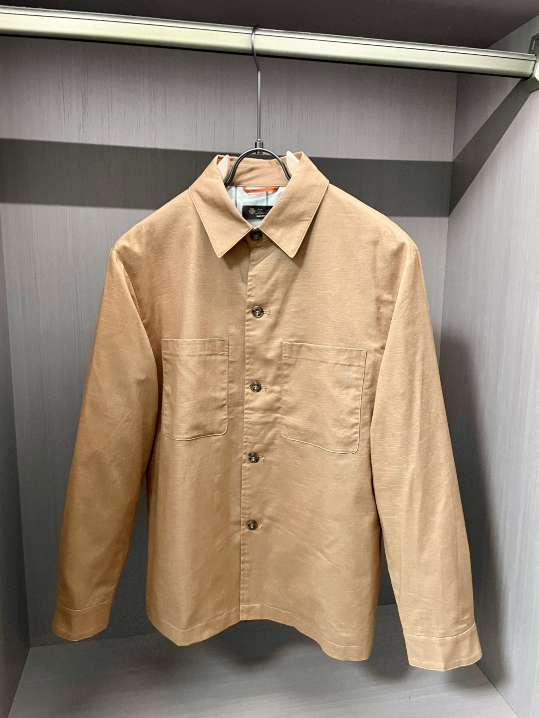 新款Loro Pi*na高端亚麻商务衬衣外套。意大利代工订单，简约高级的都市气质风范，奢华牛角扣设计，双