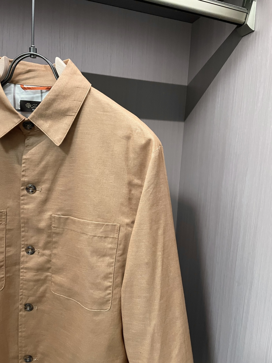 新款Loro Pi*na高端亚麻商务衬衣外套。意大利代工订单，简约高级的都市气质风范，奢华牛角扣设计，双