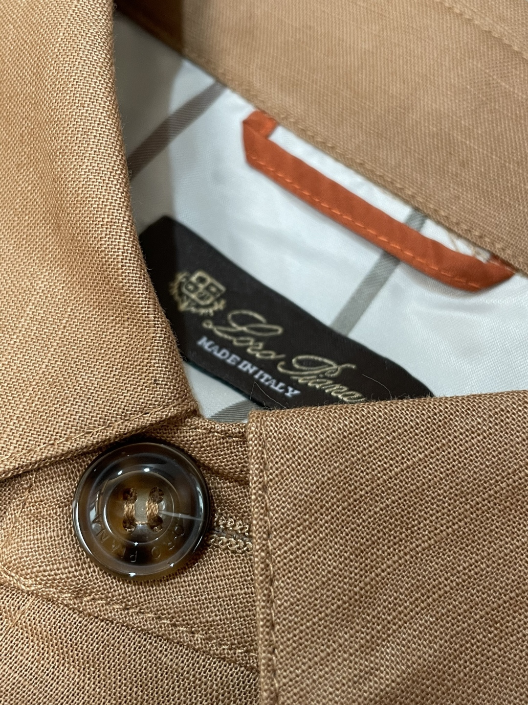 新款Loro Pi*na高端亚麻商务衬衣外套。意大利代工订单，简约高级的都市气质风范，奢华牛角扣设计，双