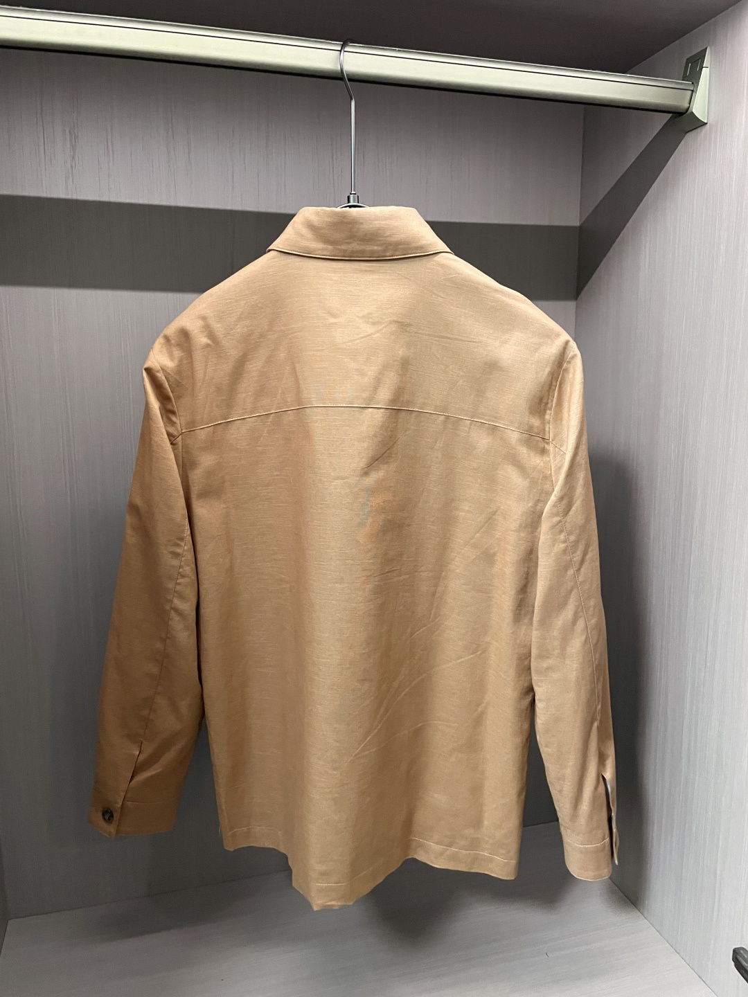 新款Loro Pi*na高端亚麻商务衬衣外套。意大利代工订单，简约高级的都市气质风范，奢华牛角扣设计，双