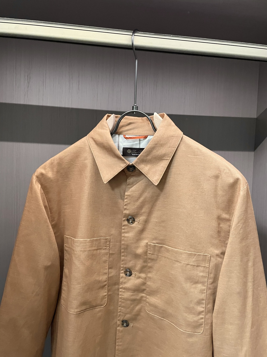 新款Loro Pi*na高端亚麻商务衬衣外套。意大利代工订单，简约高级的都市气质风范，奢华牛角扣设计，双