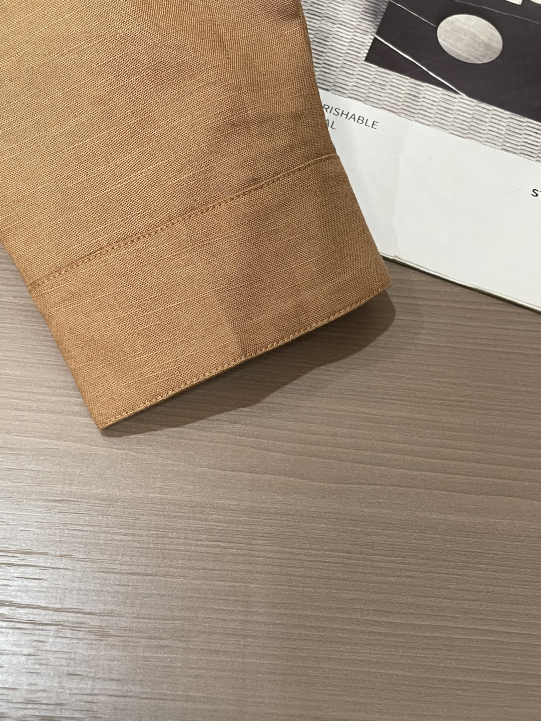 新款Loro Pi*na高端亚麻商务衬衣外套。意大利代工订单，简约高级的都市气质风范，奢华牛角扣设计，双