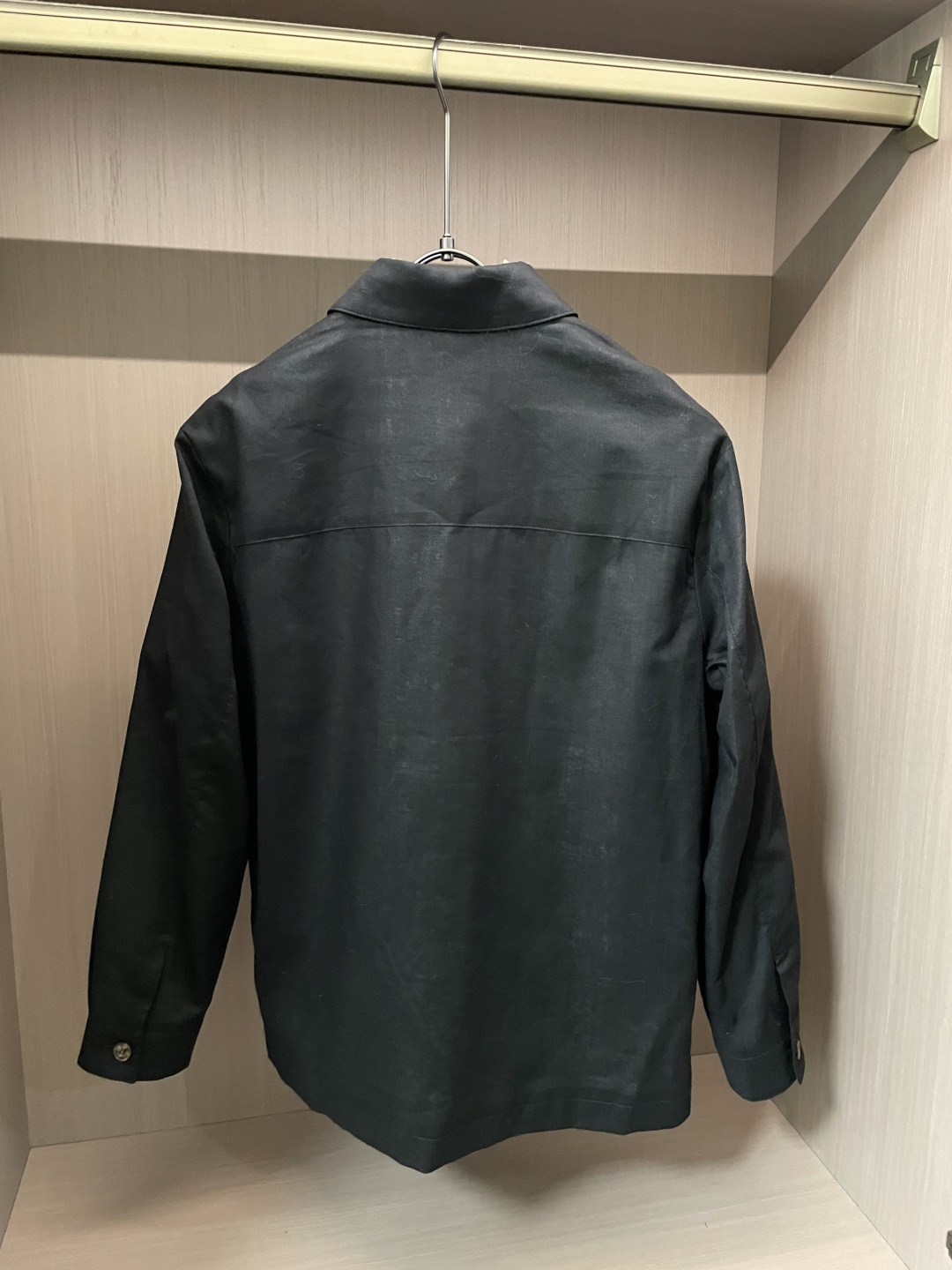 新款Loro Pi*na高端亚麻商务衬衣外套。意大利代工订单，简约高级的都市气质风范，奢华牛角扣设计，双