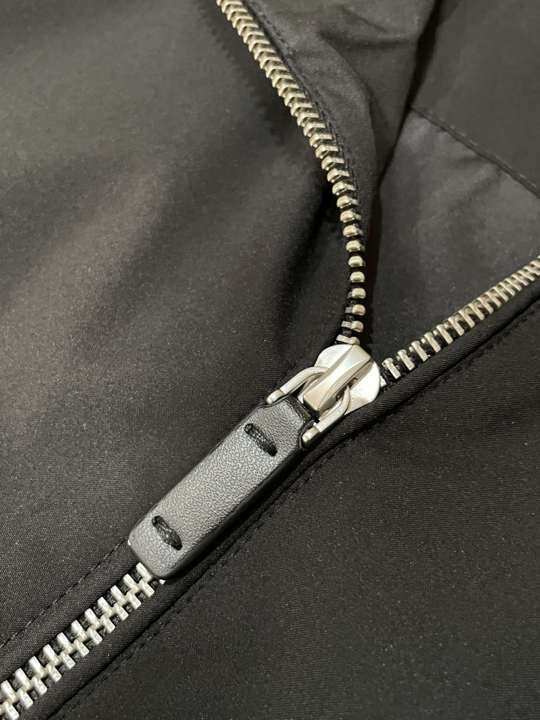 25秋冬新款ZZ极简商务休闲立领外套，男士特殊科技面料轻量级拉链夹克。顶级渠道订单分享，极致简约且魅力十