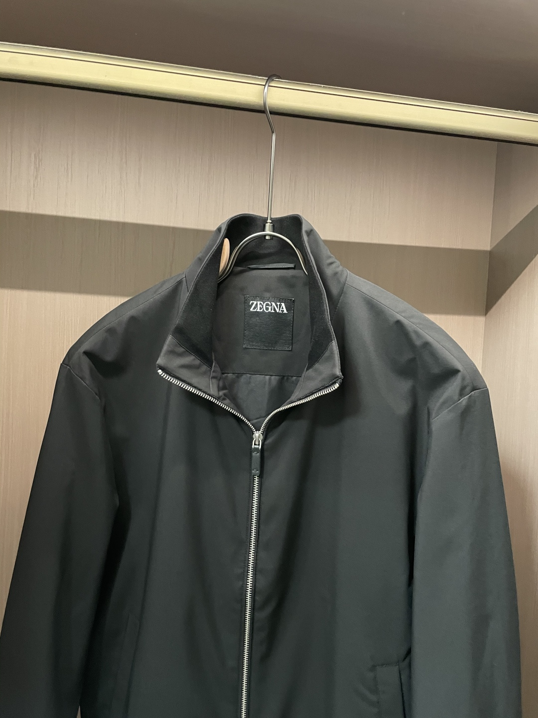 25秋冬新款ZZ极简商务休闲立领外套，男士特殊科技面料轻量级拉链夹克。顶级渠道订单分享，极致简约且魅力十