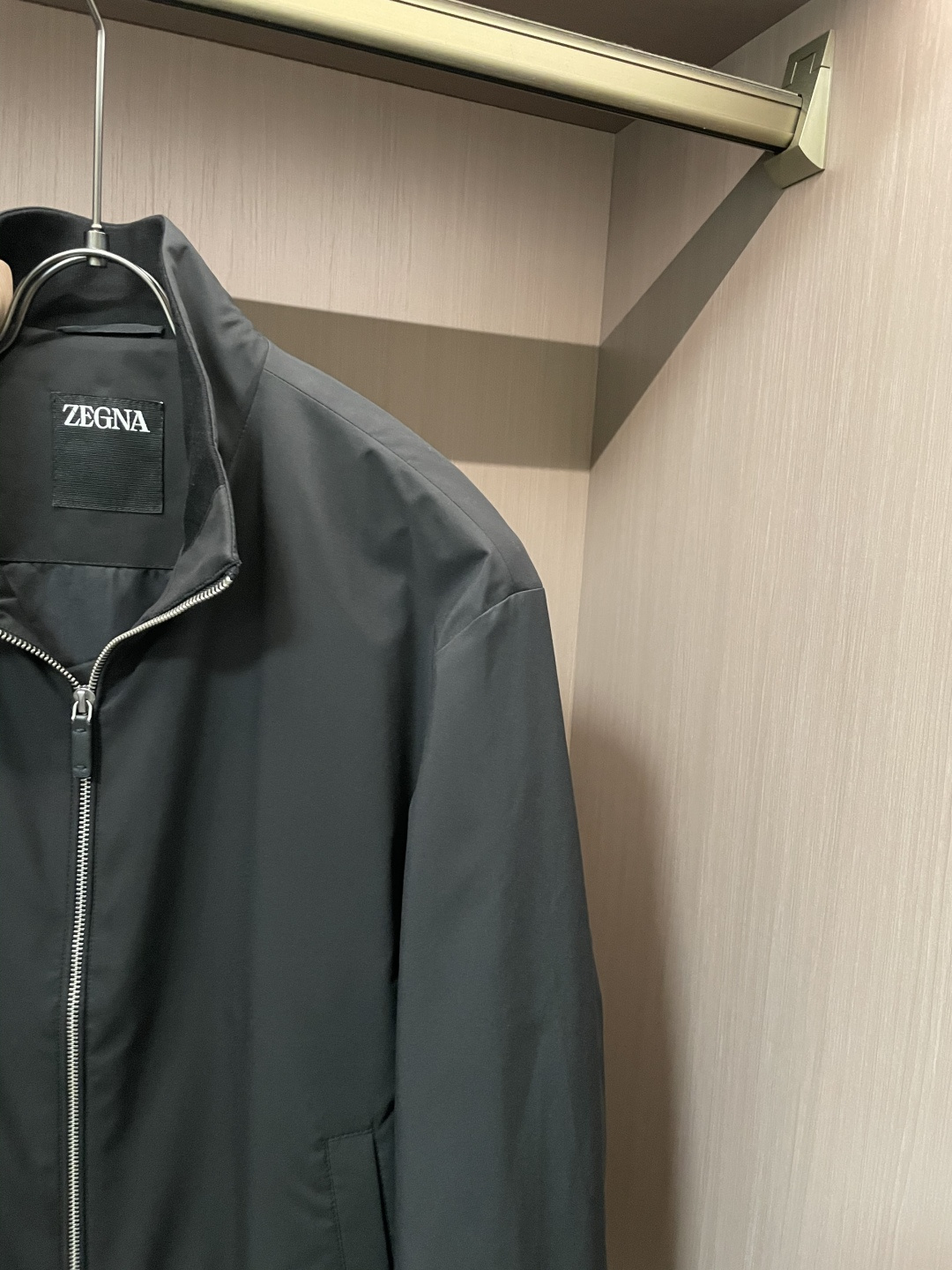 25秋冬新款ZZ极简商务休闲立领外套，男士特殊科技面料轻量级拉链夹克。顶级渠道订单分享，极致简约且魅力十