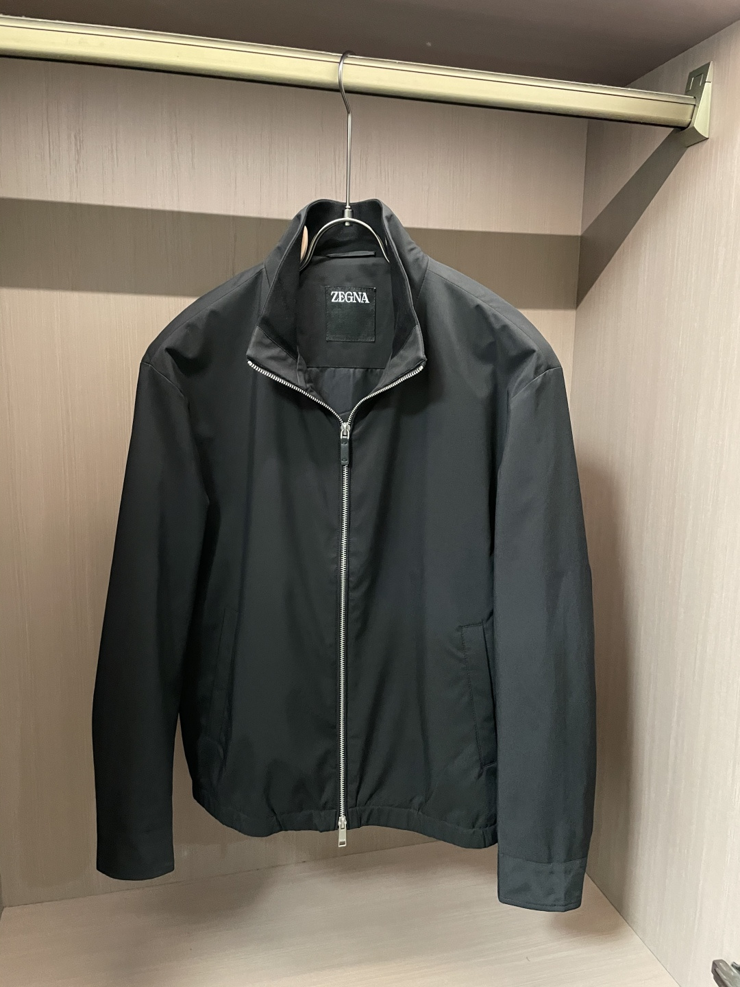 25秋冬新款ZZ极简商务休闲立领外套，男士特殊科技面料轻量级拉链夹克。顶级渠道订单分享，极致简约且魅力十