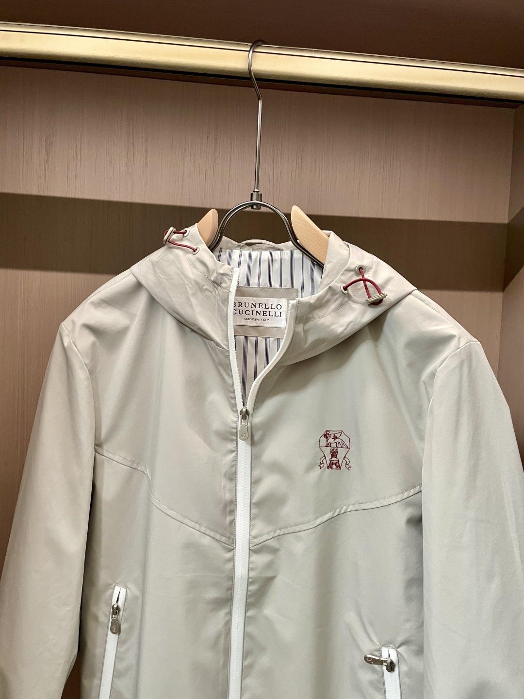 新款BC连帽拉链夹克，男士刺绣标识设计科技面料户外防风外套。顶级内销渠道分享，意大利顶级奢侈品牌Brun