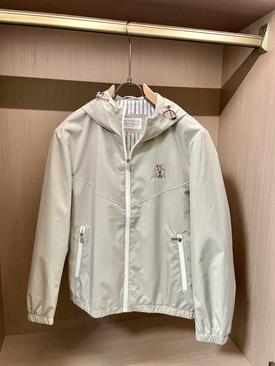 新款BC连帽拉链夹克，男士刺绣标识设计科技面料户外防风外套。顶级内销渠道分享，意大利顶级奢侈品牌Brun