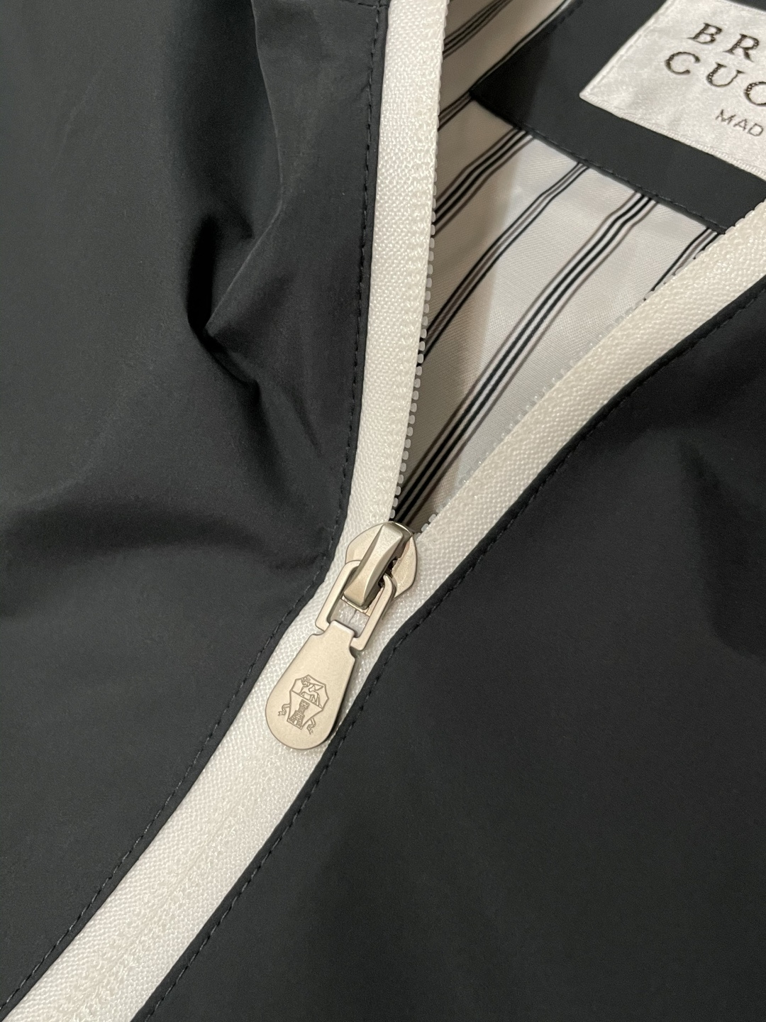 新款BC连帽拉链夹克，男士刺绣标识设计科技面料户外防风外套。顶级内销渠道分享，意大利顶级奢侈品牌Brun