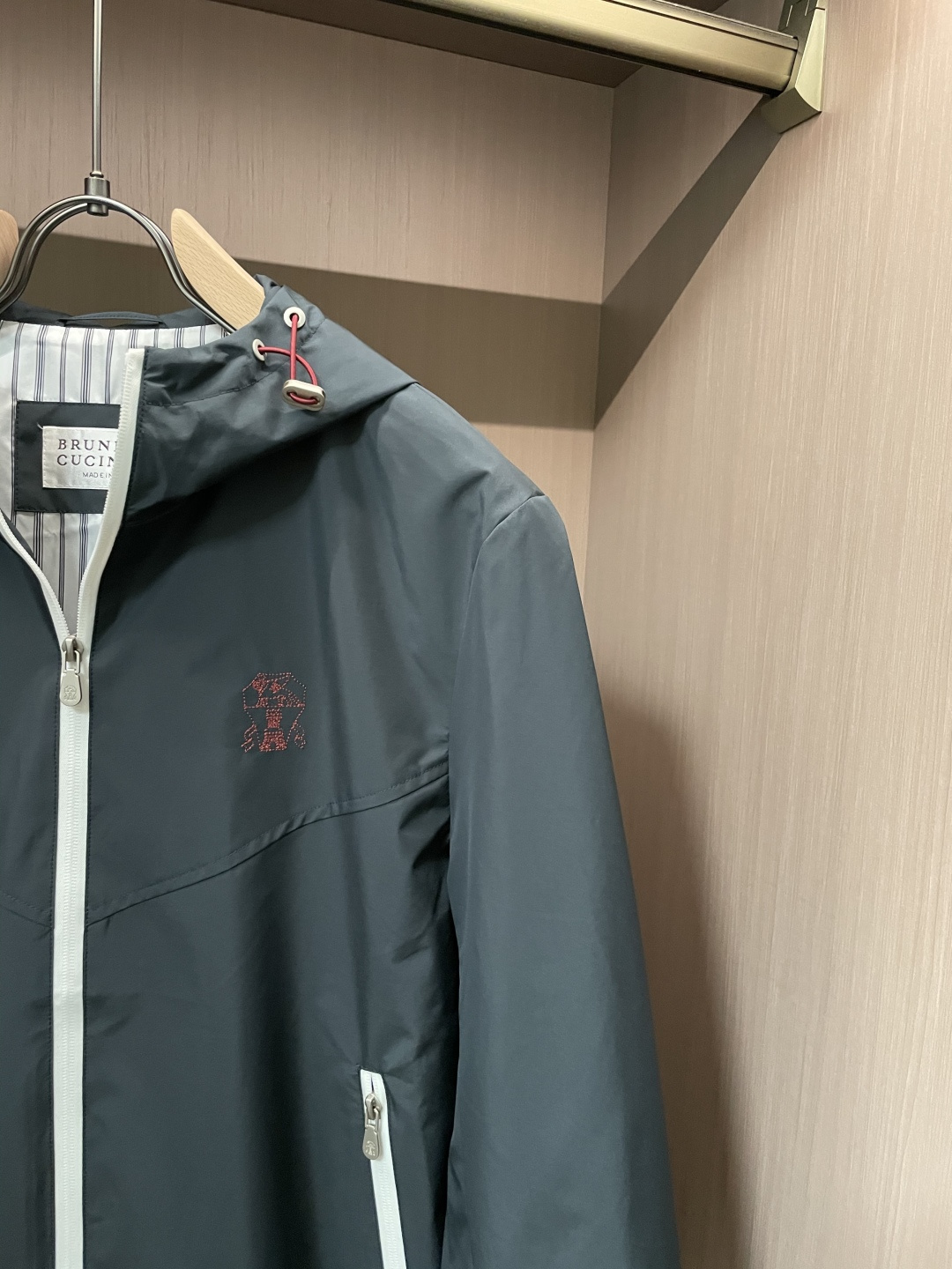 新款BC连帽拉链夹克，男士刺绣标识设计科技面料户外防风外套。顶级内销渠道分享，意大利顶级奢侈品牌Brun