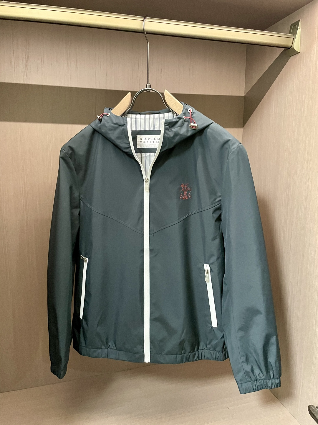 新款BC连帽拉链夹克，男士刺绣标识设计科技面料户外防风外套。顶级内销渠道分享，意大利顶级奢侈品牌Brun