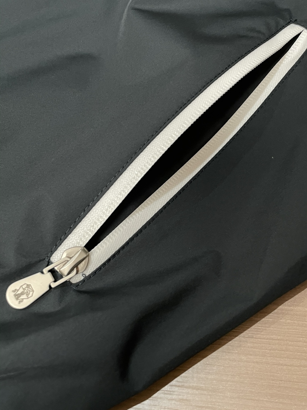 新款BC连帽拉链夹克，男士刺绣标识设计科技面料户外防风外套。顶级内销渠道分享，意大利顶级奢侈品牌Brun