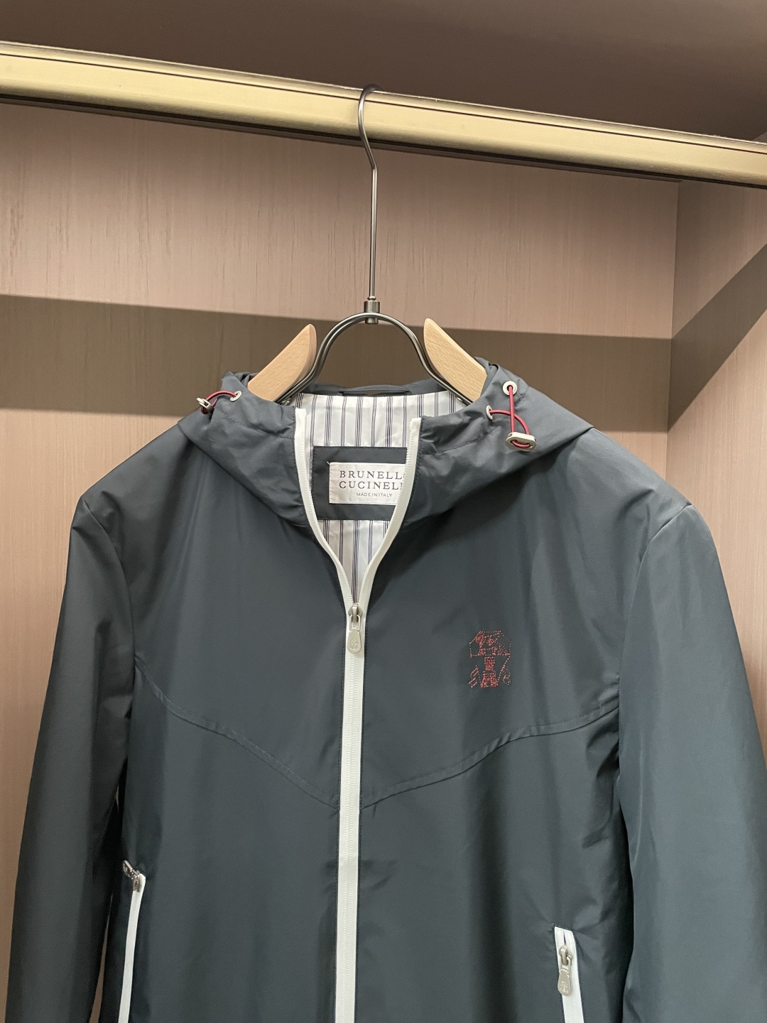 新款BC连帽拉链夹克，男士刺绣标识设计科技面料户外防风外套。顶级内销渠道分享，意大利顶级奢侈品牌Brun