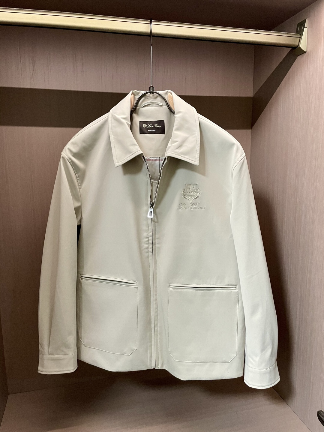 秋冬新款Loro Pi*na衬衣领尼龙夹克，高端精英男士必备极简都市外套。意大利同渠道稀有订单，精英级男