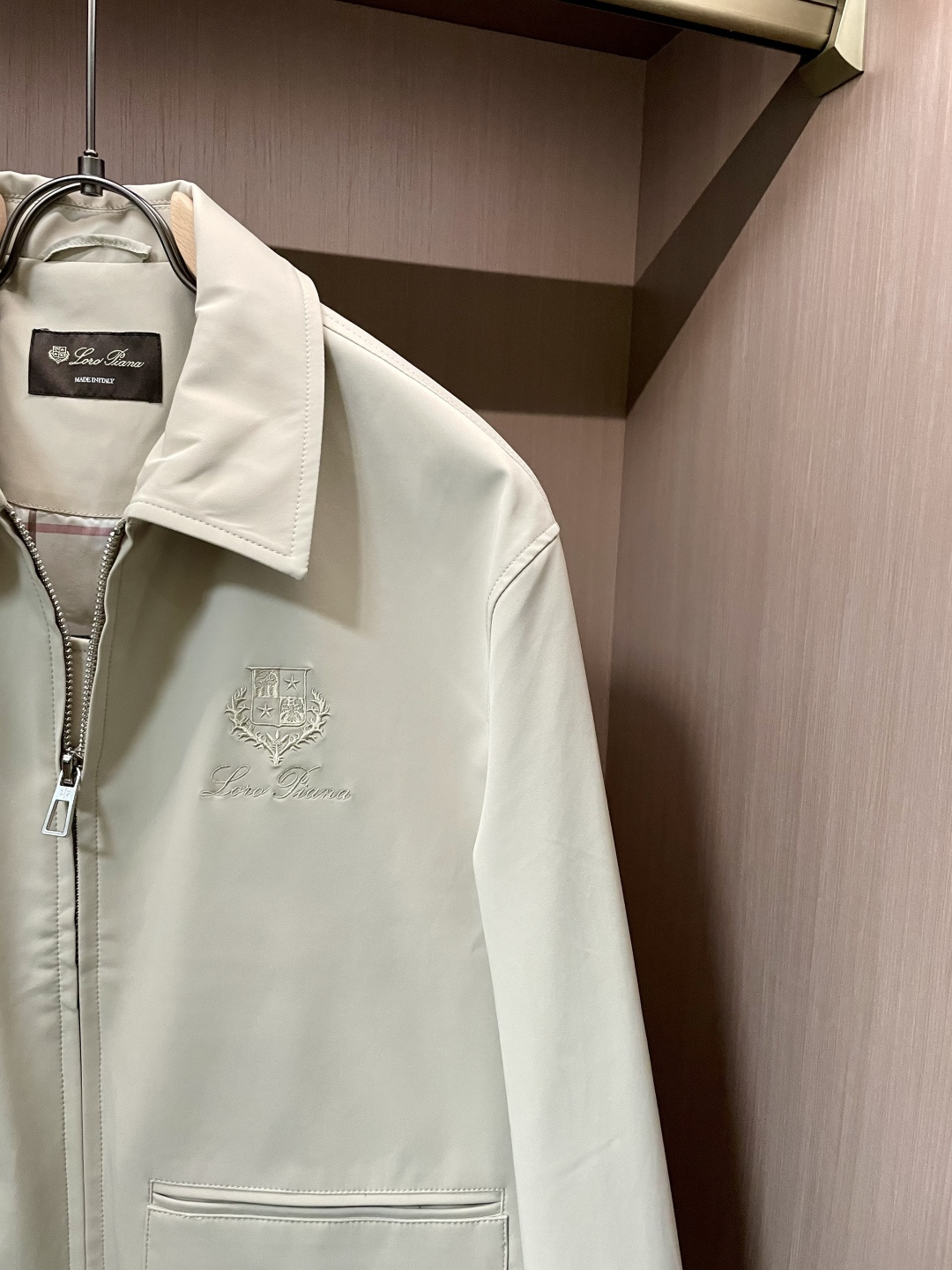 秋冬新款Loro Pi*na衬衣领尼龙夹克，高端精英男士必备极简都市外套。意大利同渠道稀有订单，精英级男