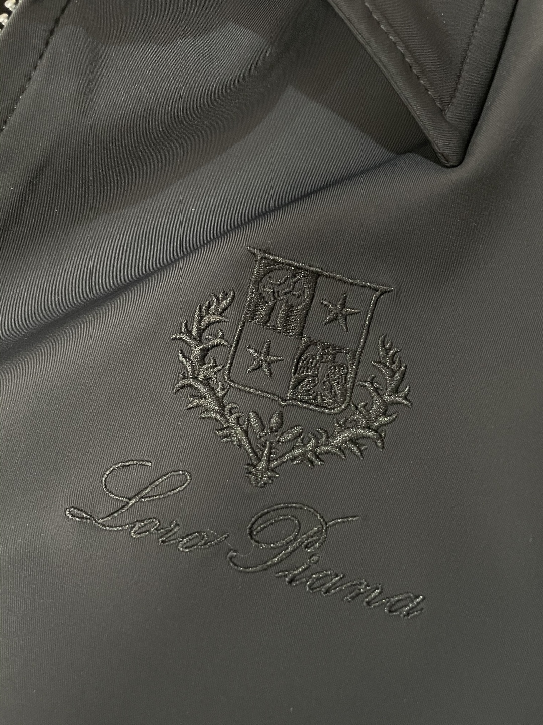 秋冬新款Loro Pi*na衬衣领尼龙夹克，高端精英男士必备极简都市外套。意大利同渠道稀有订单，精英级男