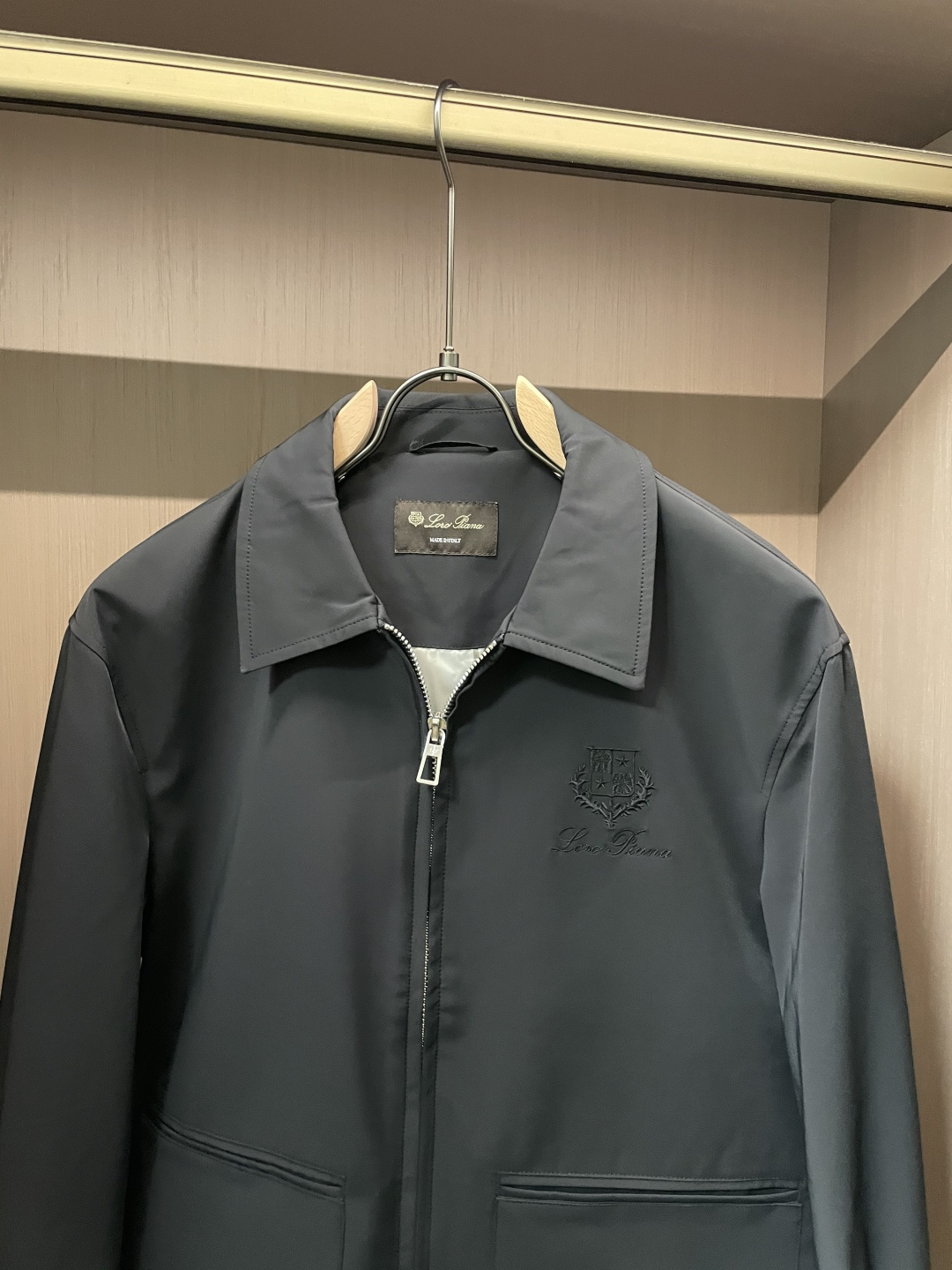 秋冬新款Loro Pi*na衬衣领尼龙夹克，高端精英男士必备极简都市外套。意大利同渠道稀有订单，精英级男