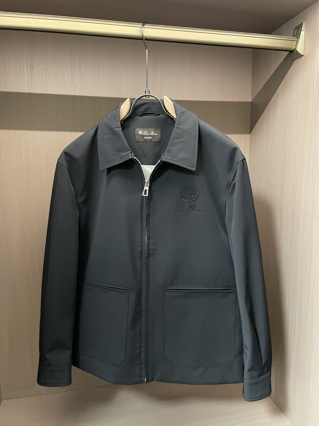 秋冬新款Loro Pi*na衬衣领尼龙夹克，高端精英男士必备极简都市外套。意大利同渠道稀有订单，精英级男