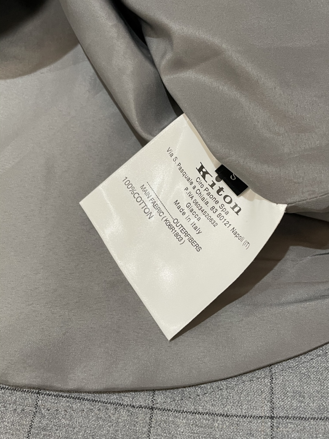 秋冬新款Kiton羊毛格子外套，精英男士必备商务休闲连帽夹克。极致简约且魅力十足的现象级单品，文艺十足的