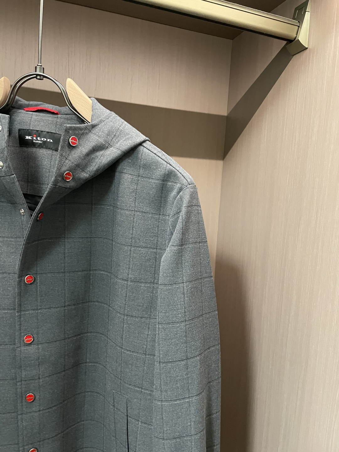 秋冬新款Kiton羊毛格子外套，精英男士必备商务休闲连帽夹克。极致简约且魅力十足的现象级单品，文艺十足的