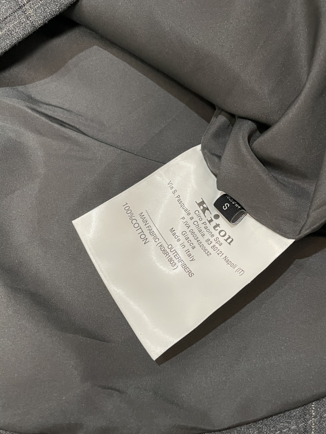 秋冬新款Kiton羊毛格子外套，精英男士必备商务休闲连帽夹克。极致简约且魅力十足的现象级单品，文艺十足的