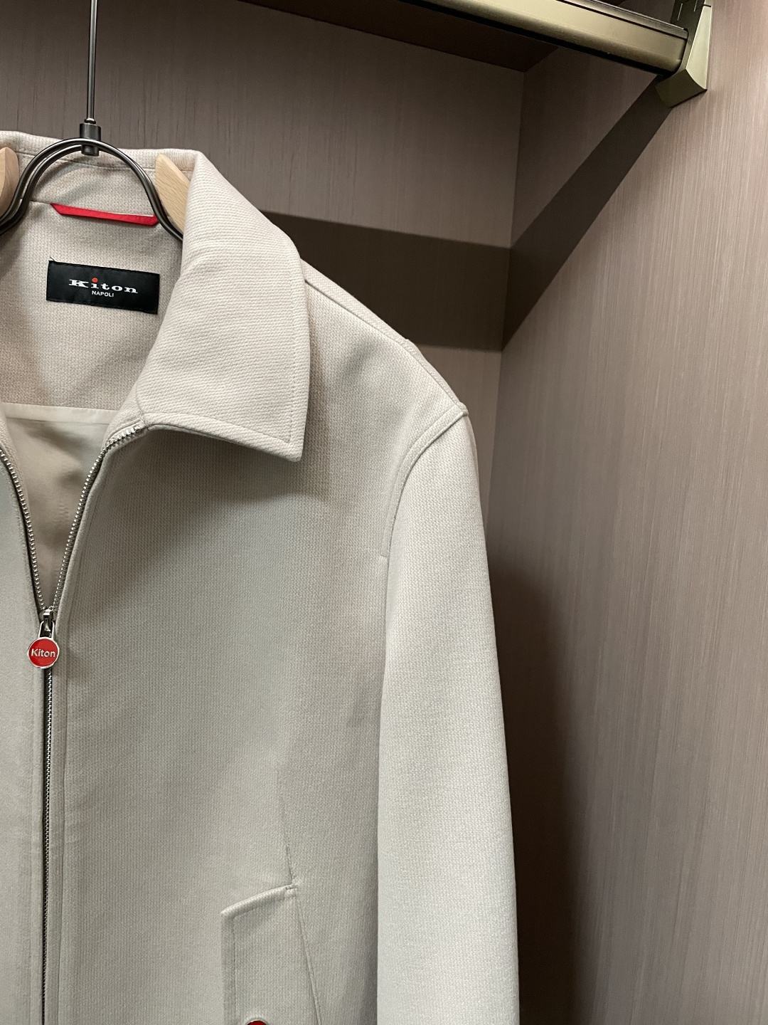 秋冬新款Kiton老钱风毛呢外套，精英男士必备商务短款翻领夹克。意大利代工出品，领先各大买手店发布。极致
