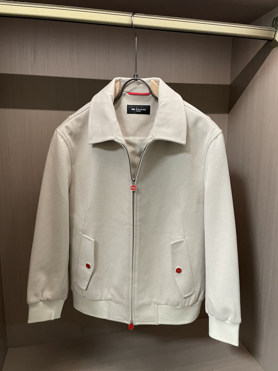 秋冬新款Kiton老钱风毛呢外套，精英男士必备商务短款翻领夹克。意大利代工出品，领先各大买手店发布。极致