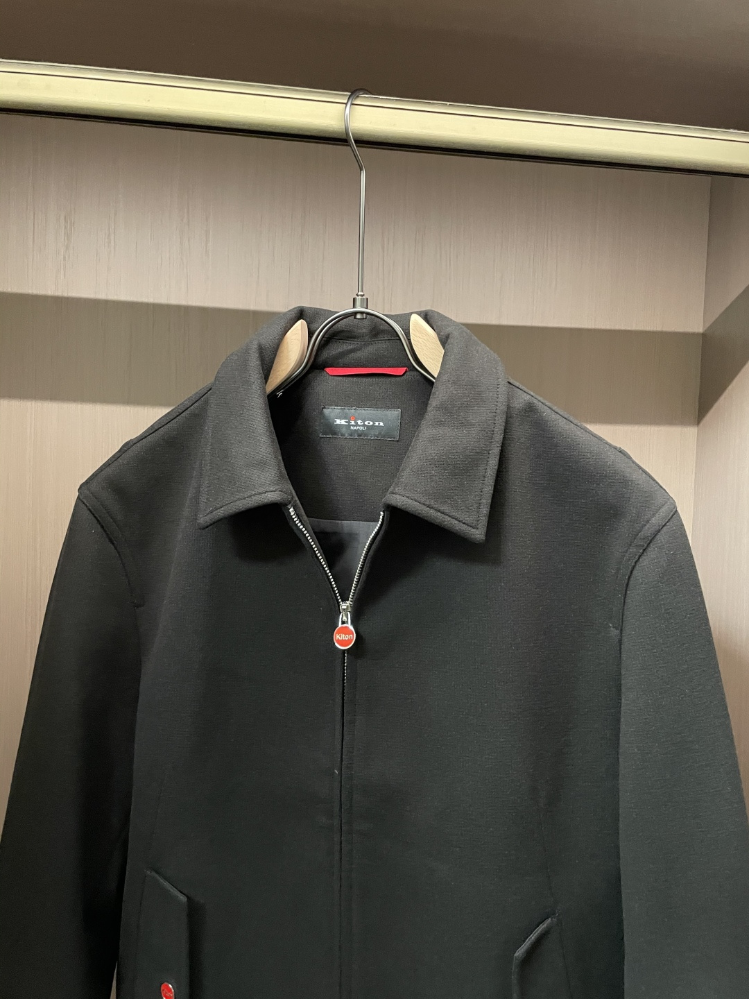 秋冬新款Kiton老钱风毛呢外套，精英男士必备商务短款翻领夹克。意大利代工出品，领先各大买手店发布。极致