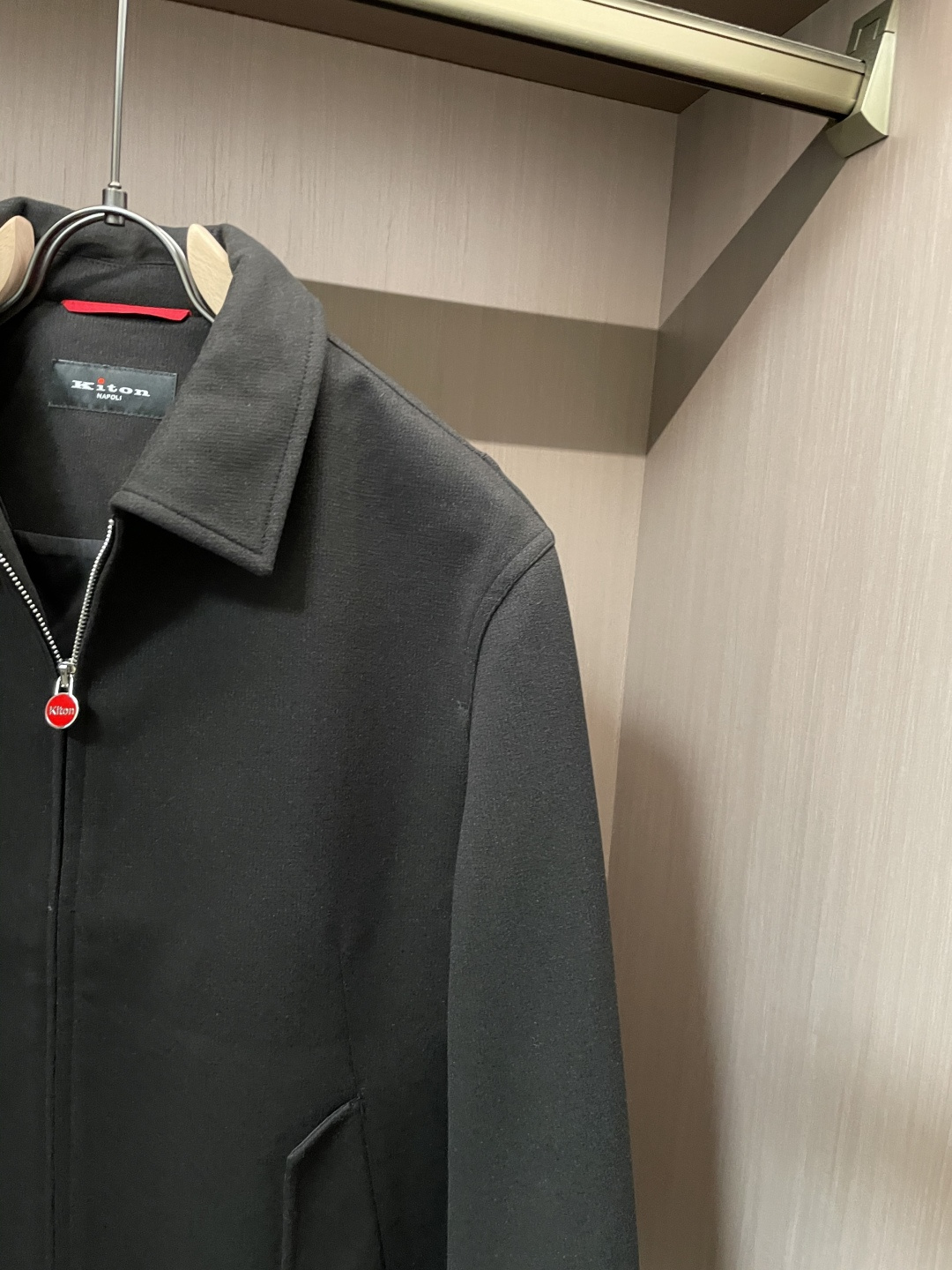 秋冬新款Kiton老钱风毛呢外套，精英男士必备商务短款翻领夹克。意大利代工出品，领先各大买手店发布。极致