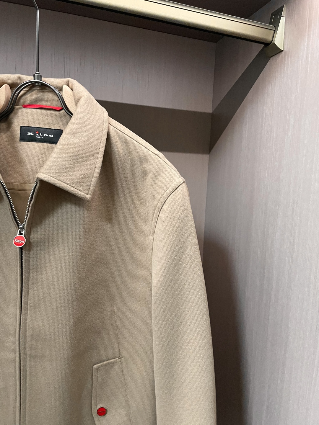 秋冬新款Kiton老钱风毛呢外套，精英男士必备商务短款翻领夹克。意大利代工出品，领先各大买手店发布。极致