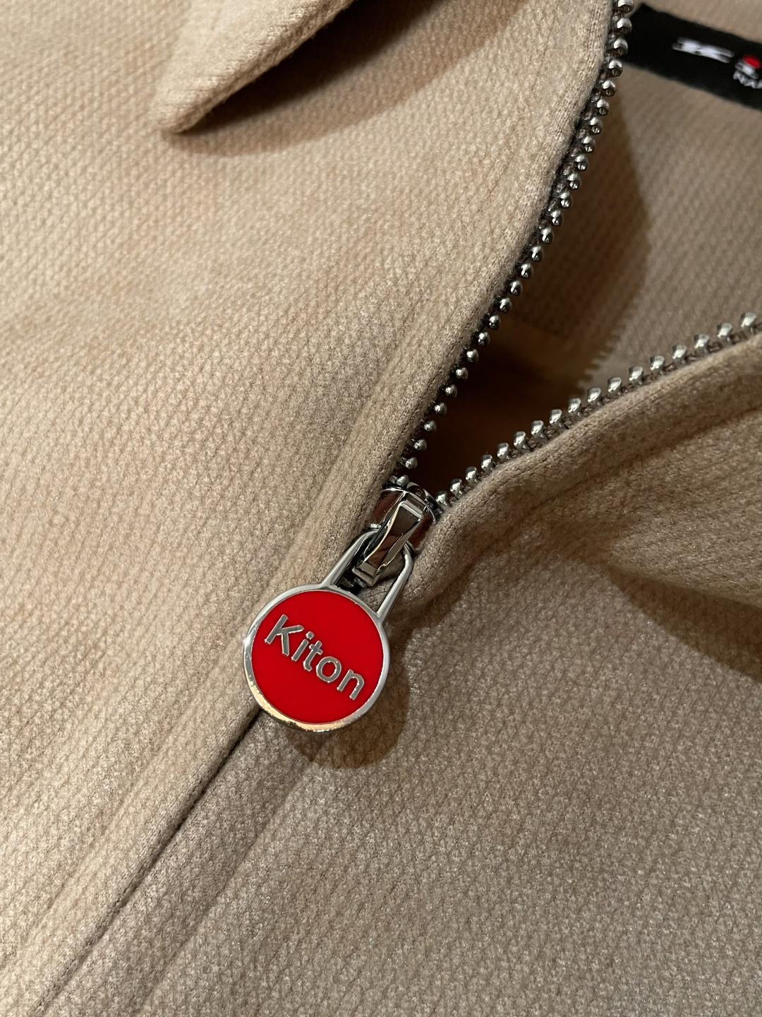 秋冬新款Kiton老钱风毛呢外套，精英男士必备商务短款翻领夹克。意大利代工出品，领先各大买手店发布。极致