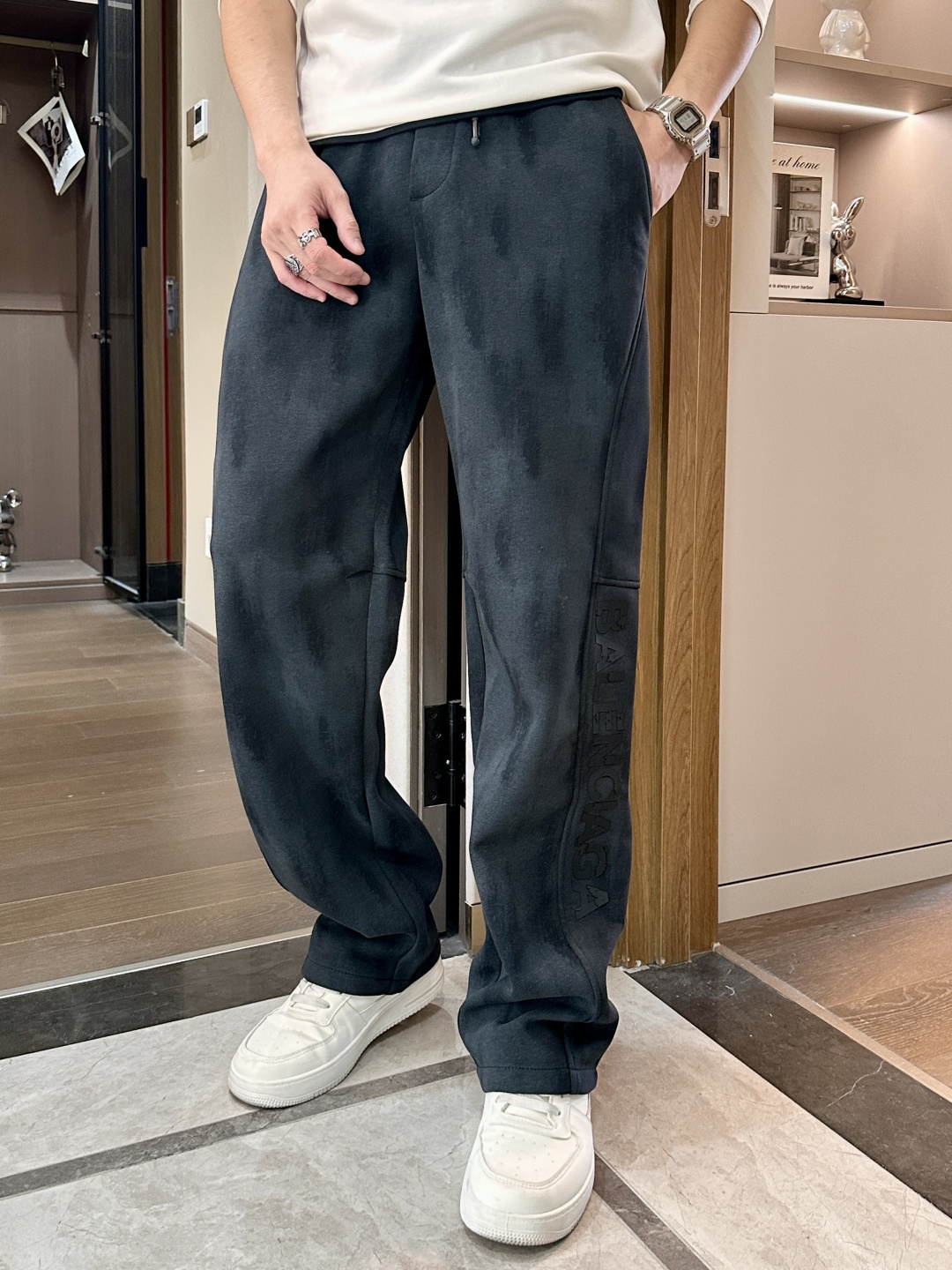 巴黎世家 2025秋冬新款休闲裤！官网同步发售。品牌经典LOGO休闲裤 ，定制面料，舒适度极好，手触感强