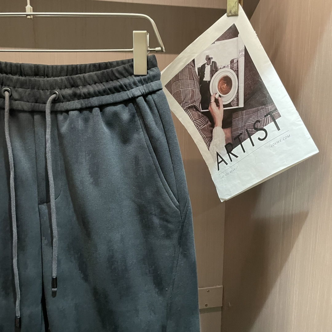 巴黎世家 2025秋冬新款休闲裤！官网同步发售。品牌经典LOGO休闲裤 ，定制面料，舒适度极好，手触感强