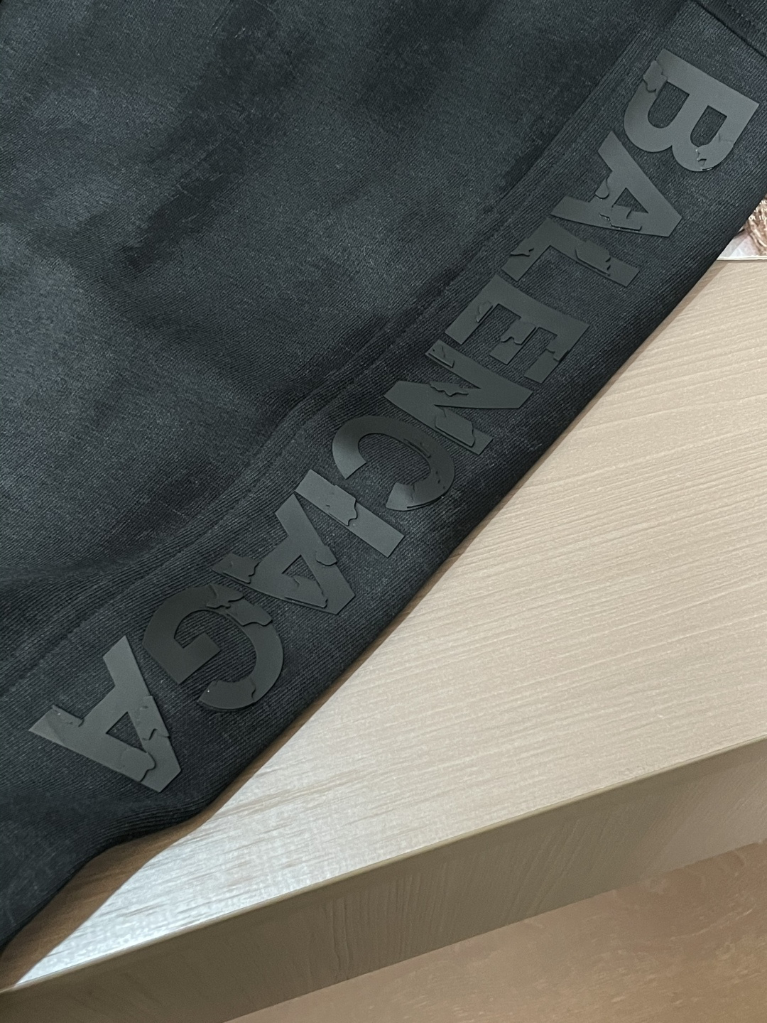 巴黎世家 2025秋冬新款休闲裤！官网同步发售。品牌经典LOGO休闲裤 ，定制面料，舒适度极好，手触感强